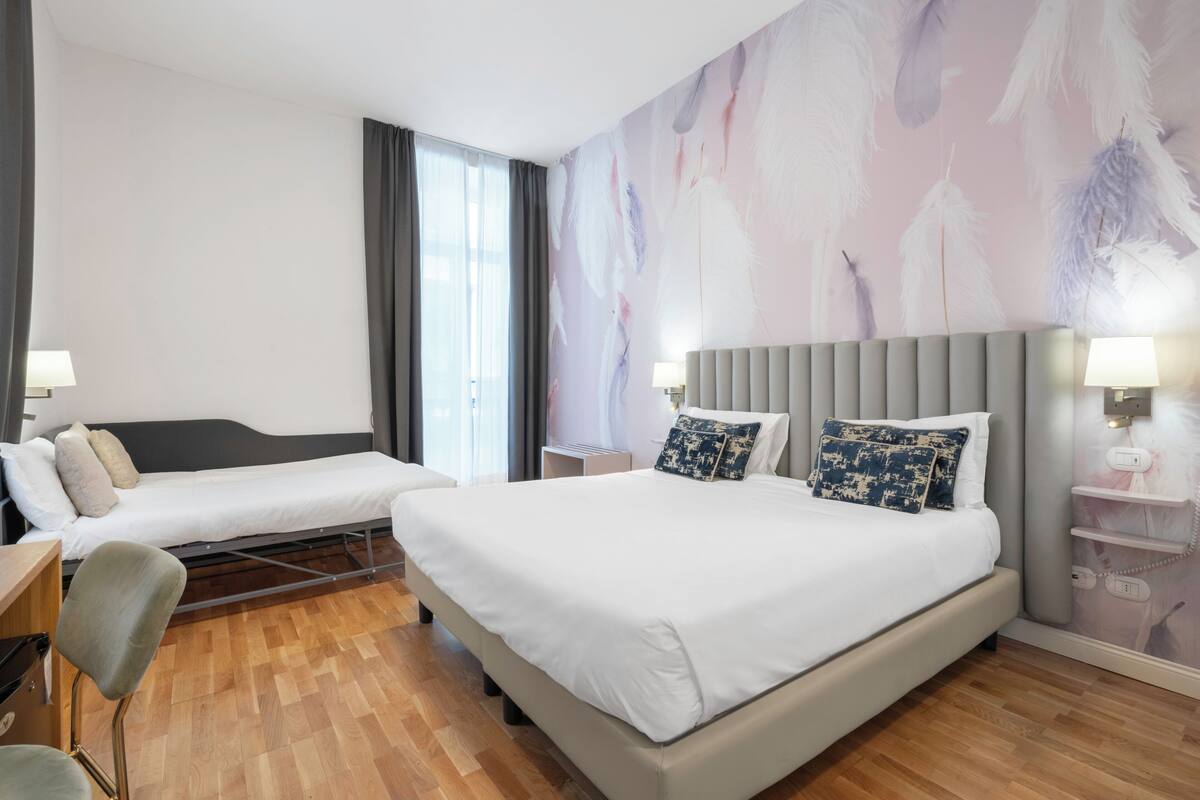 Klassieke vierpersoonskamer | Donzen dekbedden, een minibar, een kluis op de kamer, een bureau