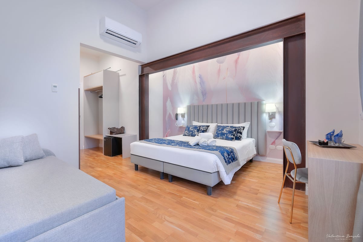 Classic Triple Room | Bar mini, peti besi dalam bilik, meja, seterika/papan seterika