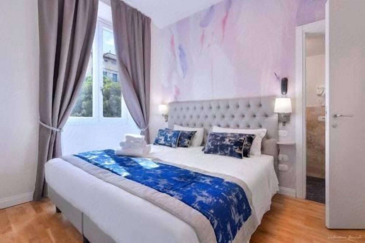 Donzen dekbedden, een minibar, een kluis op de kamer, een bureau