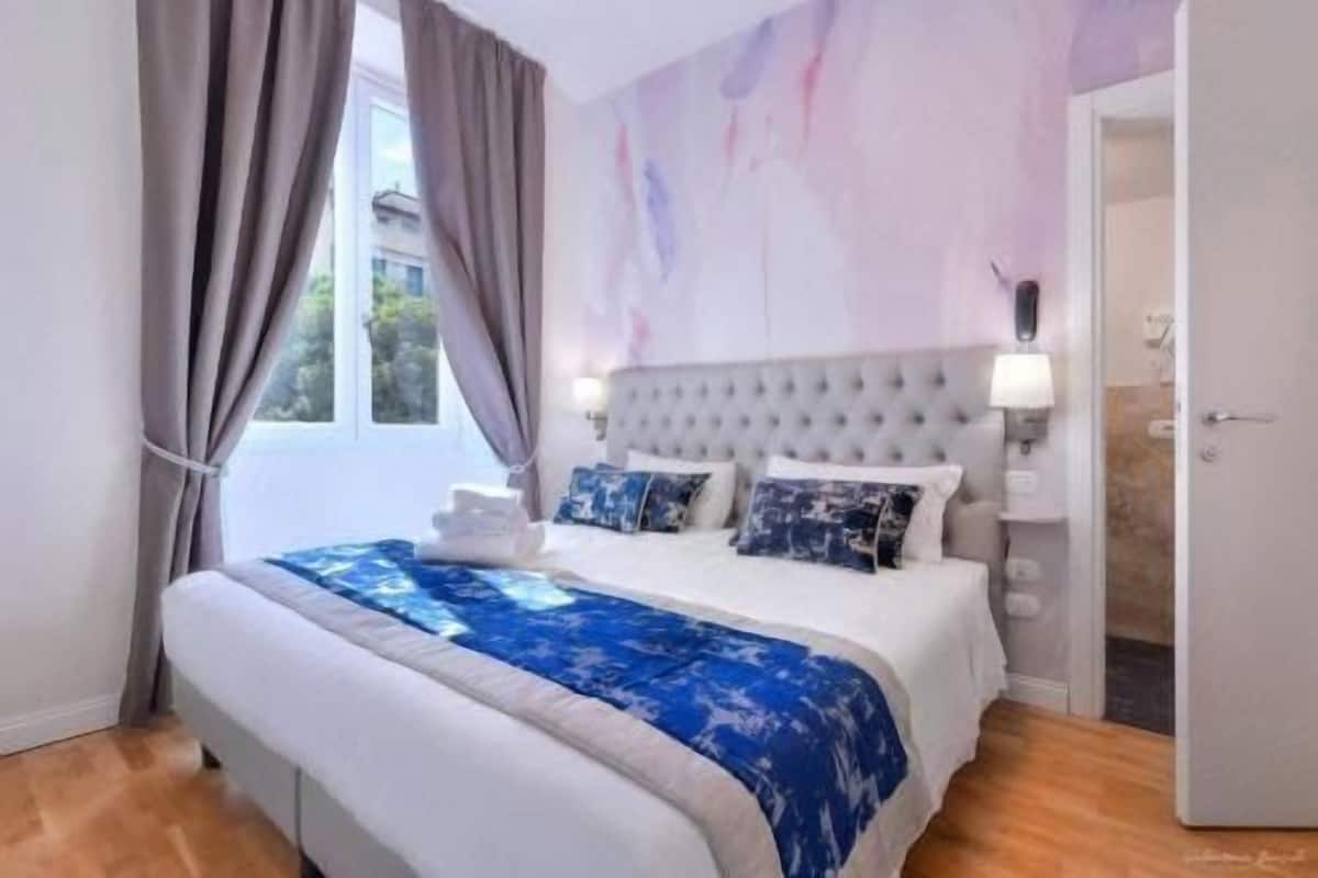 ألحفة محشوة بالريش وميني بار وخزنة داخل الغرفة ومكتب