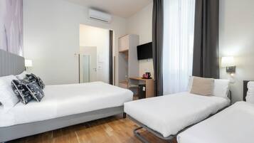 Habitación cuádruple clásica | Edredones de plumas, minibar, caja fuerte y escritorio