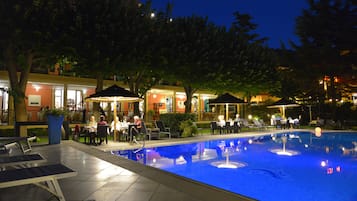 Bar à beira da piscina