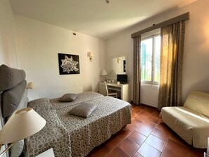 Couette en duvet d'oie, minibar, coffres-forts dans les chambres, bureau