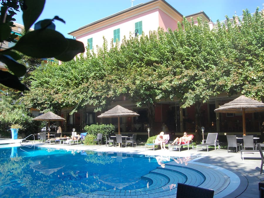 Piscine extérieure, chaises longues