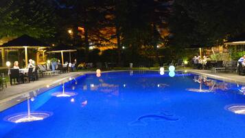 Piscine extérieure, chaises longues