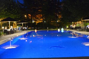 Piscine extérieure, chaises longues