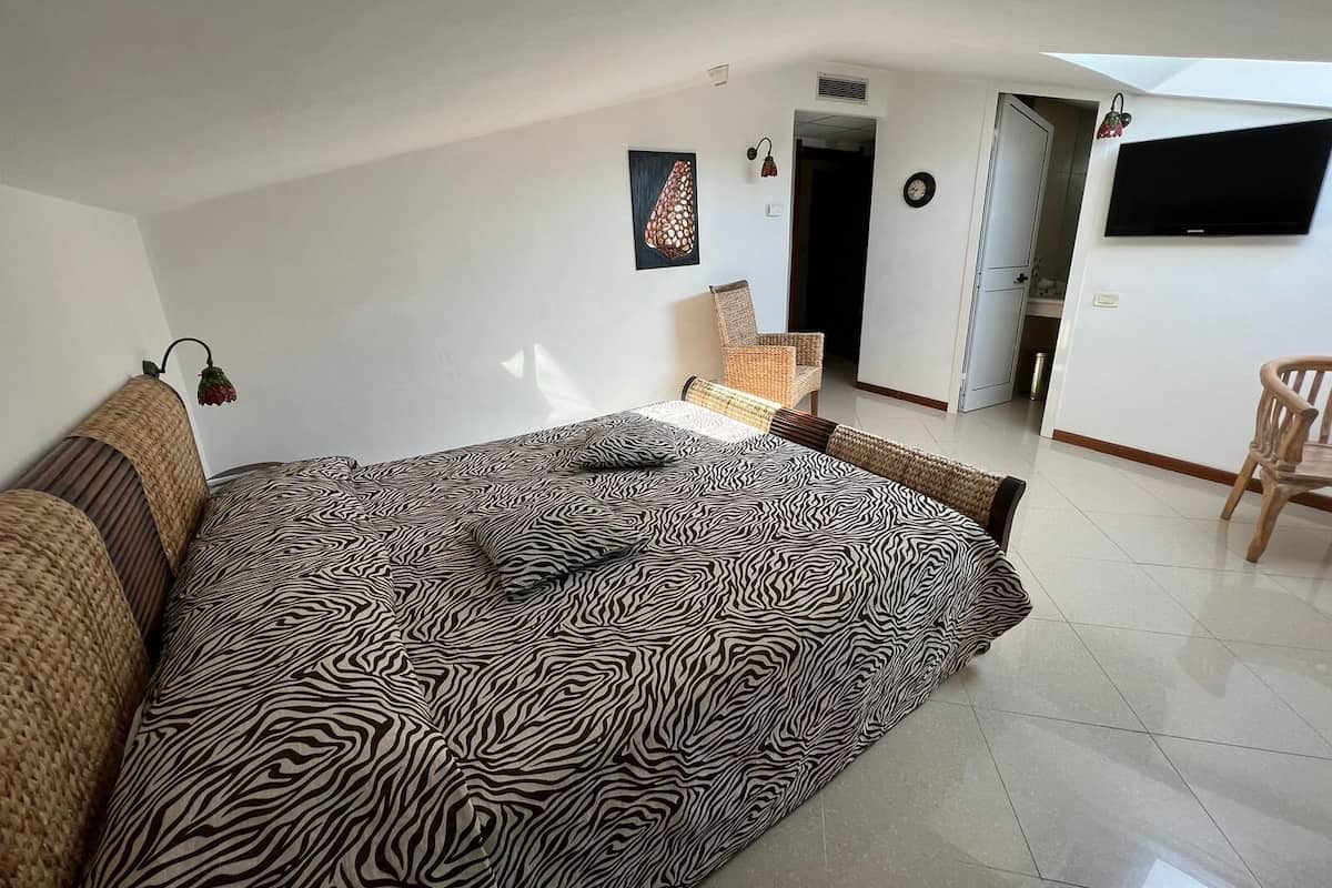 Kahden hengen huone, 1 parisänky (Attic) | 1 makuuhuone, untuvapeitot, minibaari, tallelokero huoneessa