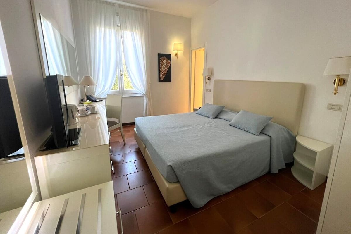 Economy-Doppelzimmer | Daunenbettdecken, Minibar, Zimmersafe, Schreibtisch