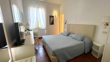 Quarto casal econômico | Edredons de pluma, frigobar, cofres nos quartos, escrivaninha