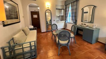1 habitación, cubrecamas, minibar y caja de seguridad en la habitación