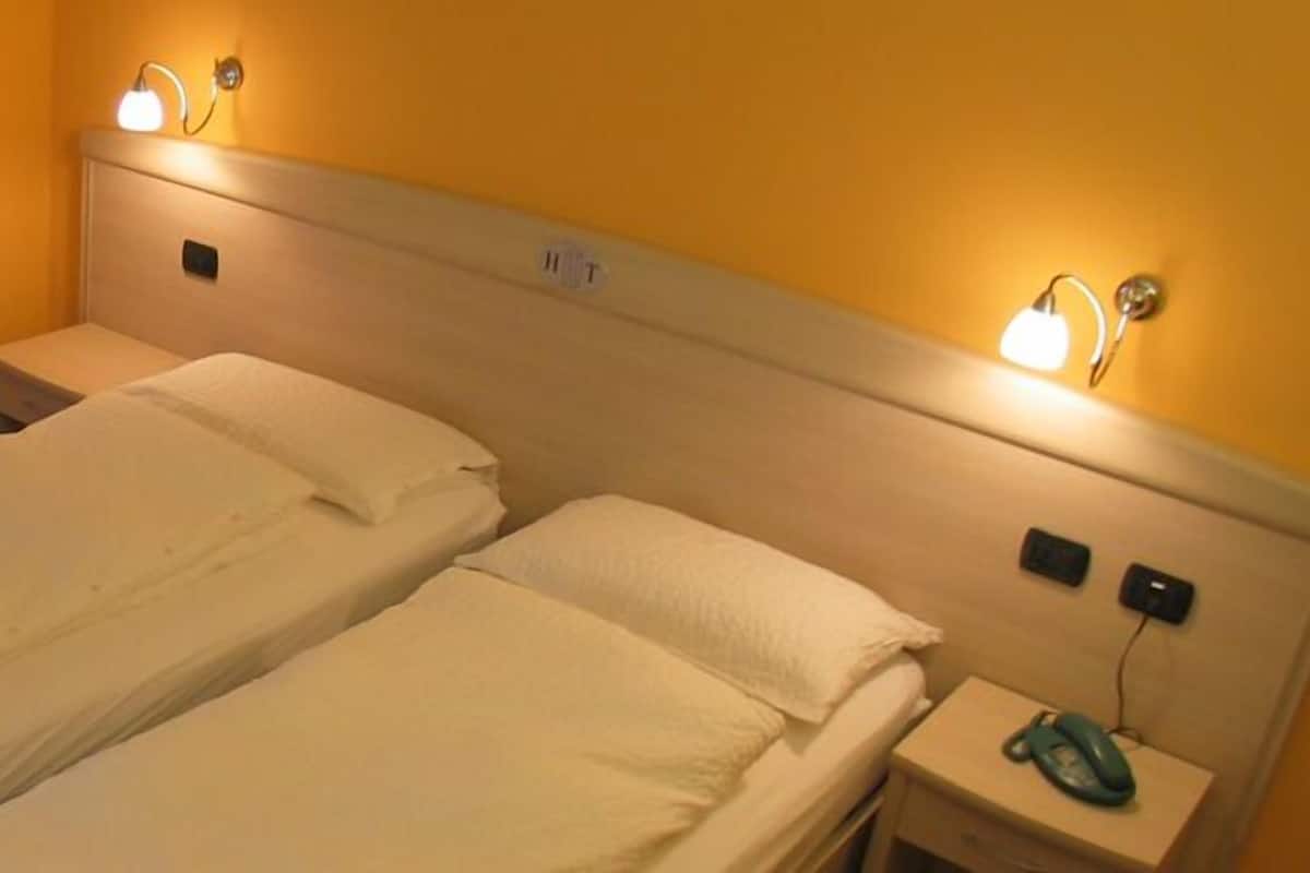 ห้องพักสำหรับสี่ท่าน | เครื่องนอนระดับพรีเมียม, ผ้านวมขนเป็ด, ตู้นิรภัยในห้องพัก, โต๊ะทำงาน