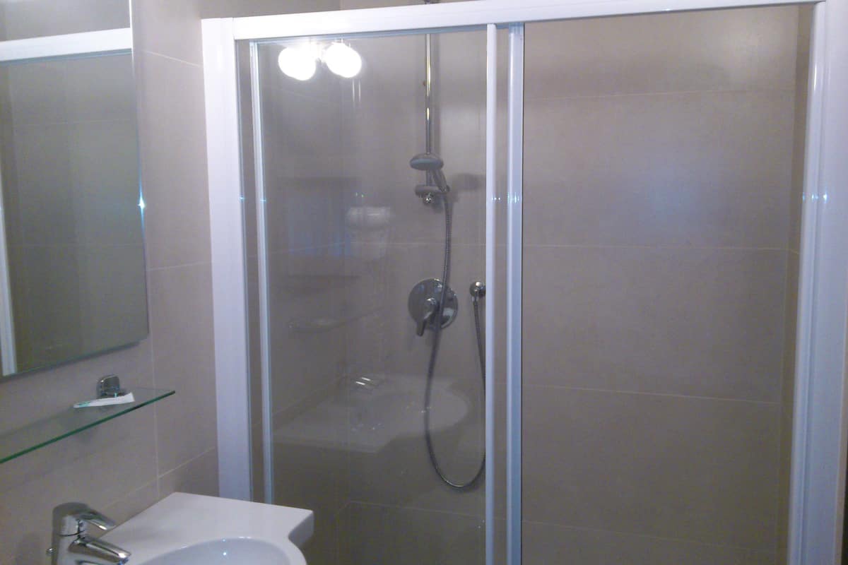 triple room | bathroom | free toiletries, hair dryer, towels