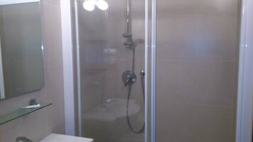 Dreibettzimmer | Badezimmer | Kostenlose Toilettenartikel, Haartrockner, Handtücher