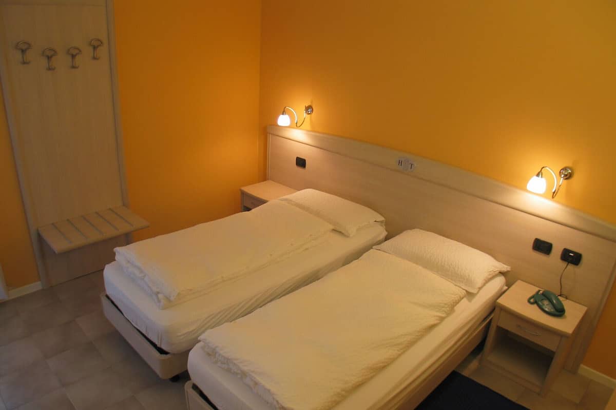 ห้องอีโคโนมีดับเบิล | เครื่องนอนระดับพรีเมียม, ผ้านวมขนเป็ด, ตู้นิรภัยในห้องพัก, โต๊ะทำงาน