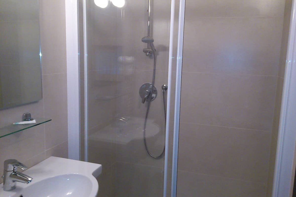 quadruple room | bathroom | free toiletries, hair dryer, towels