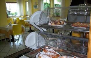 Desayuno buffet diario (EUR 10 por persona)