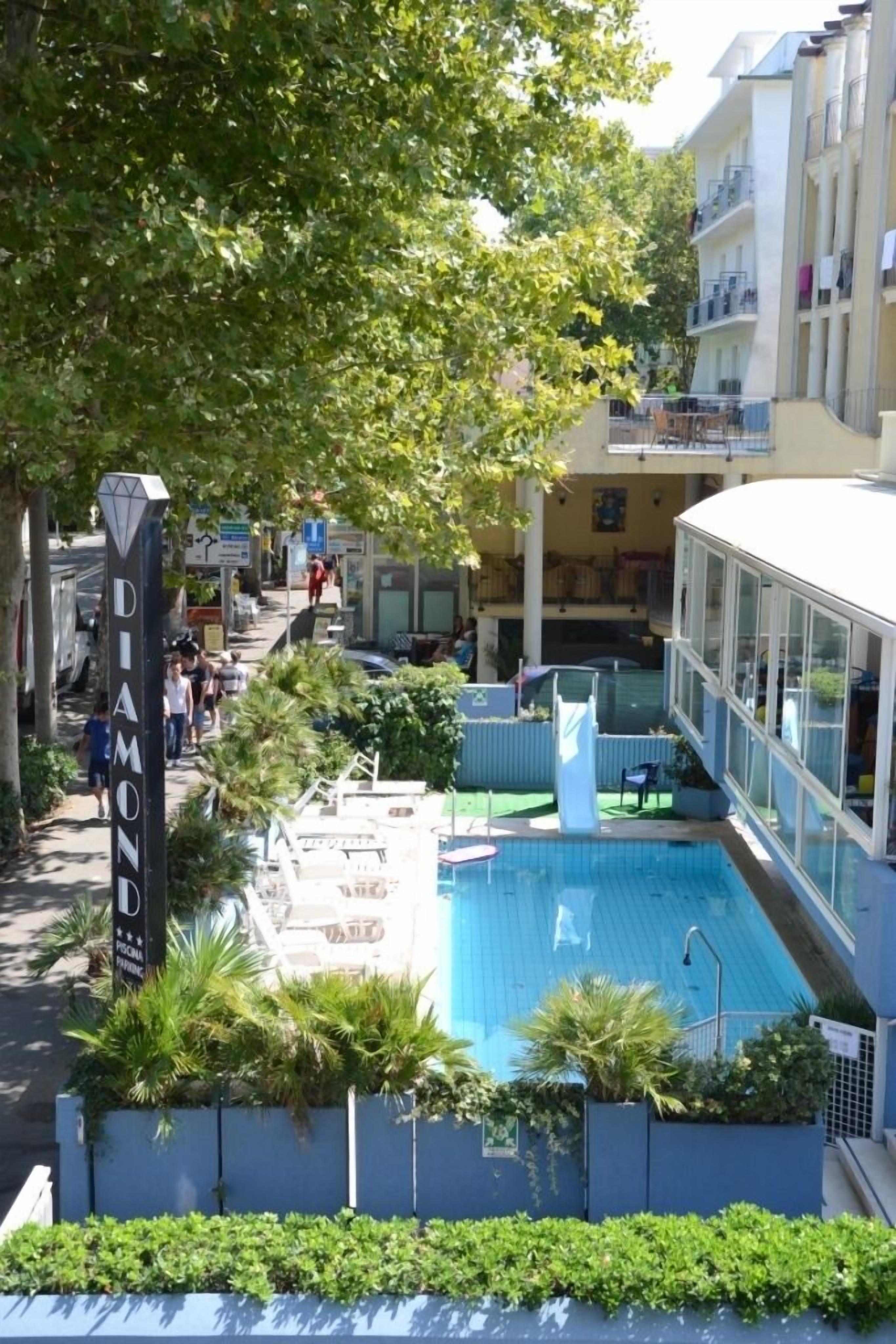 Una piscina al aire libre, tumbonas