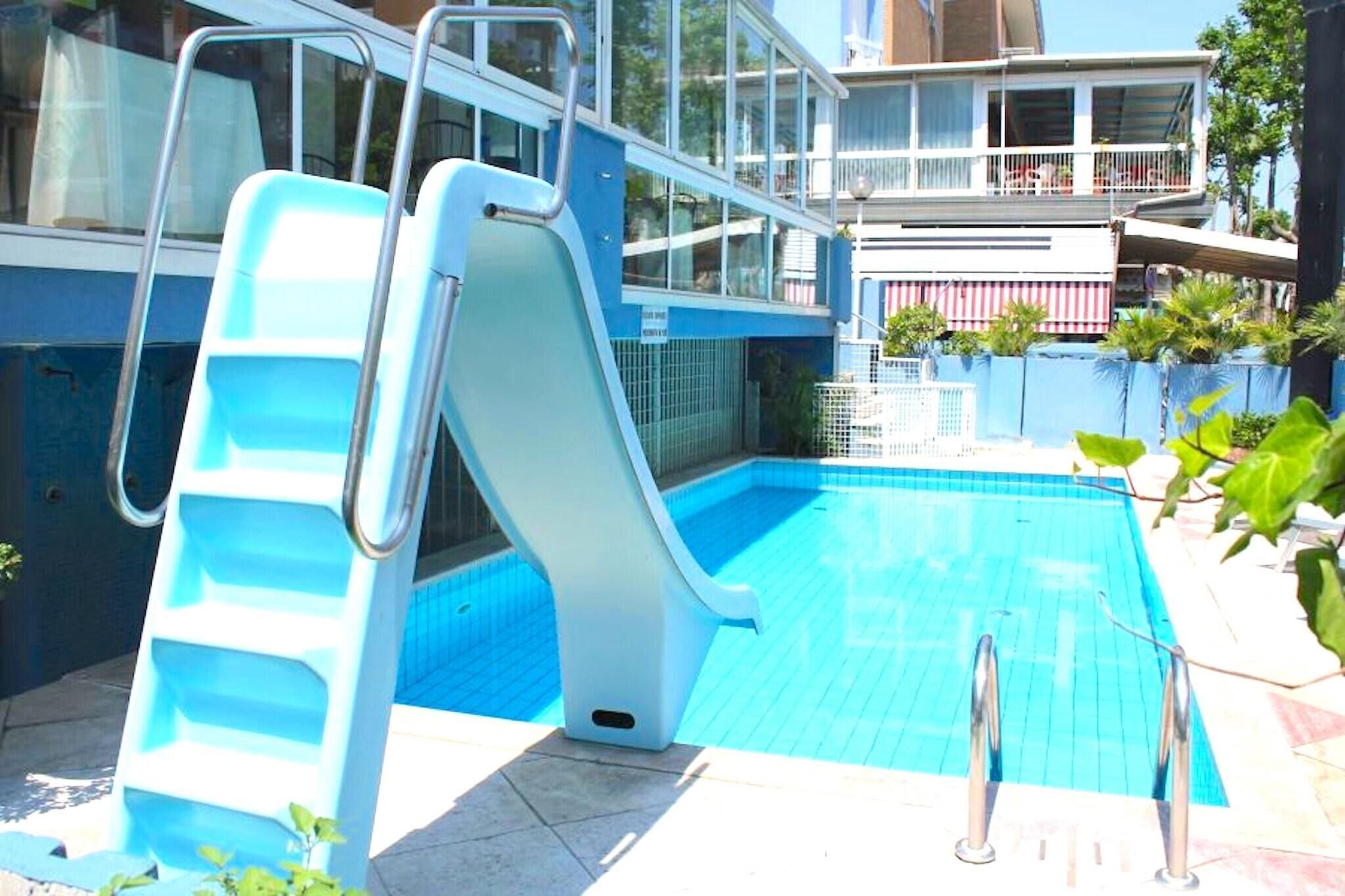 Piscina all'aperto, lettini