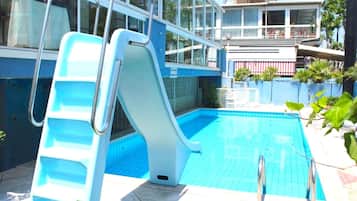 Piscina all'aperto, lettini