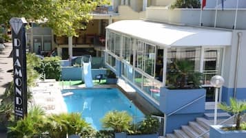 Outdoor pool, pool loungers