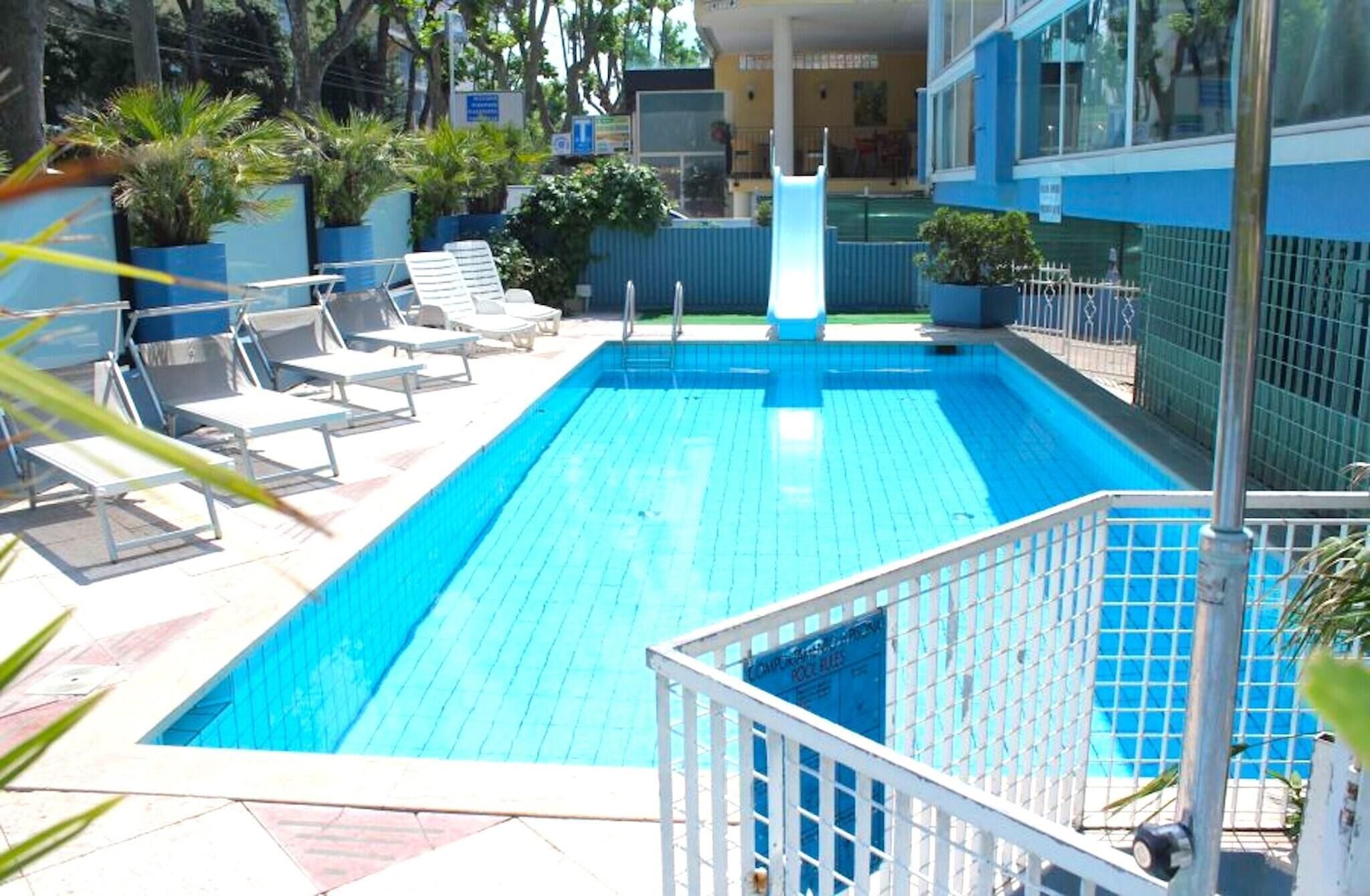 Piscine extérieure, chaises longues