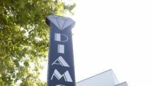 A vertical sign for "PIMODD PISCINA PARKING" with a website URL and a phone number. - Hotel Diamond (Rimini)