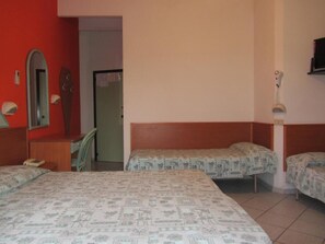 خزنة داخل الغ رفة ومكتب وواي فاي مجانًا