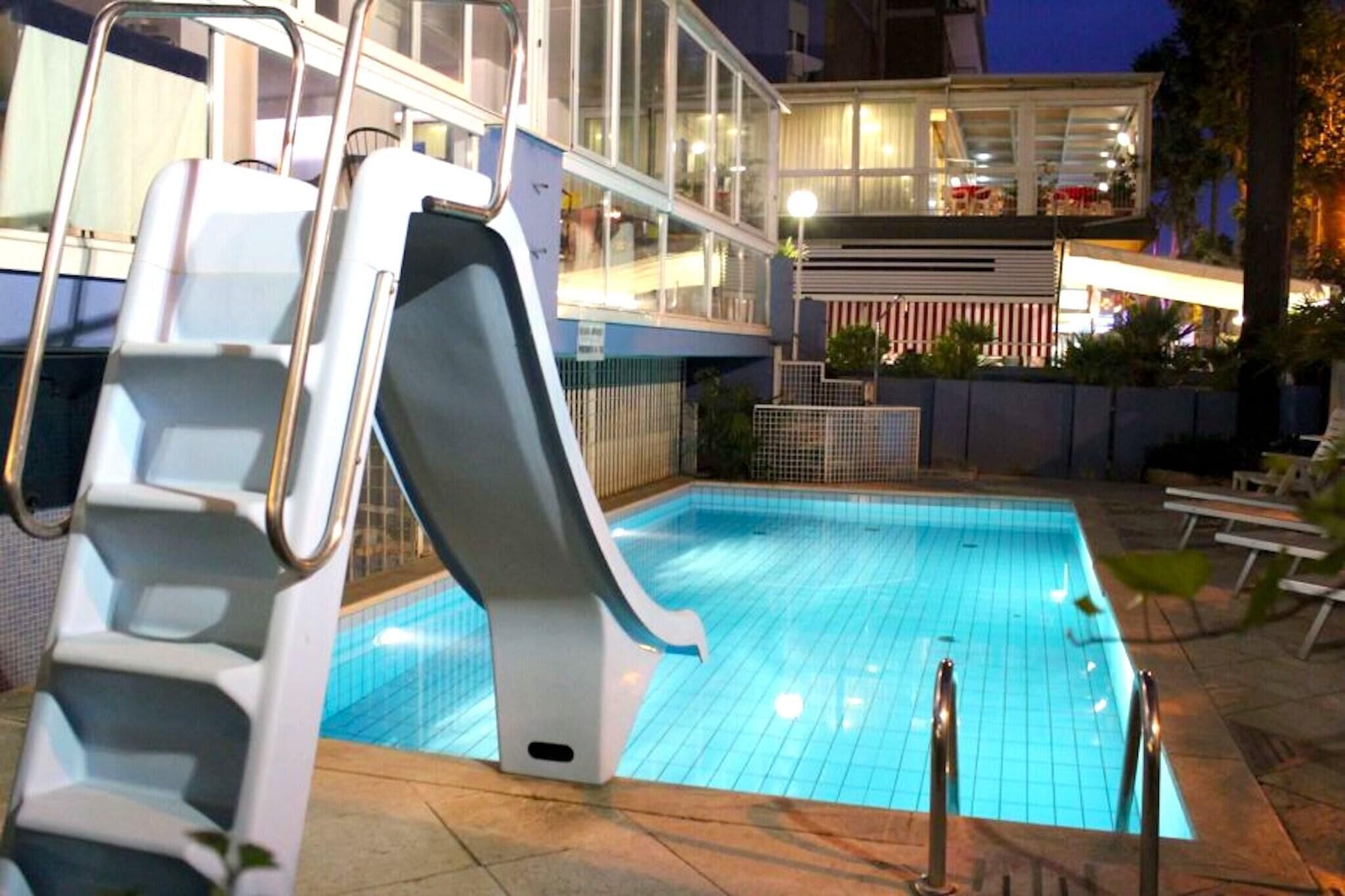 Piscina all'aperto, lettini