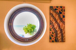 标准四人房 | 高档床上用品、客房内保险箱、办公桌、笔记本电脑工作区