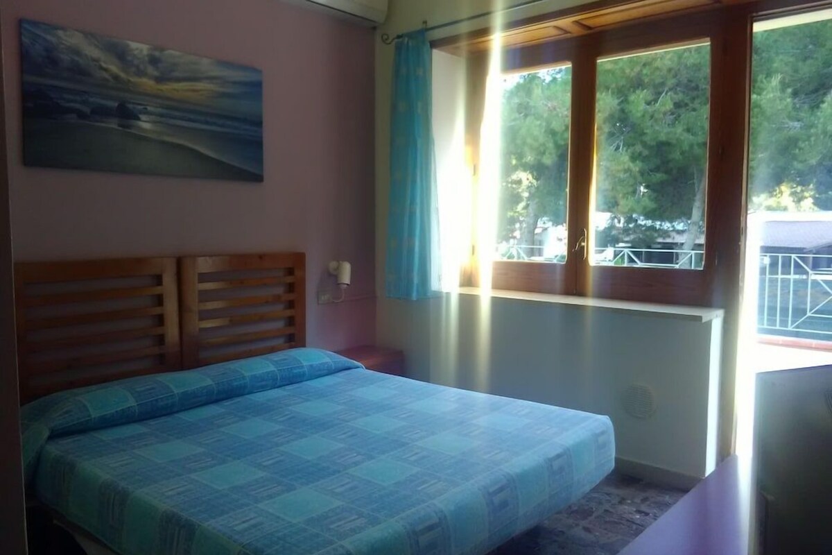 Kaliteli yatak takımı, odada kasa, masa 