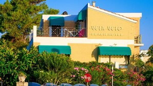 A hotel named "Nella Velo Beach Hotel" with a modern design, featuring a balcony with a railing and a covered entrance. - Vela Velo Club (Vieste)