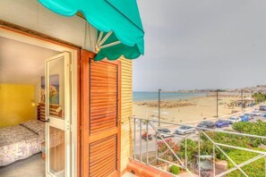 Premium bedding, in-room safe, desk, laptop workspace