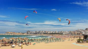 Playa privada, camastros, sombrillas y vóleibol de playa