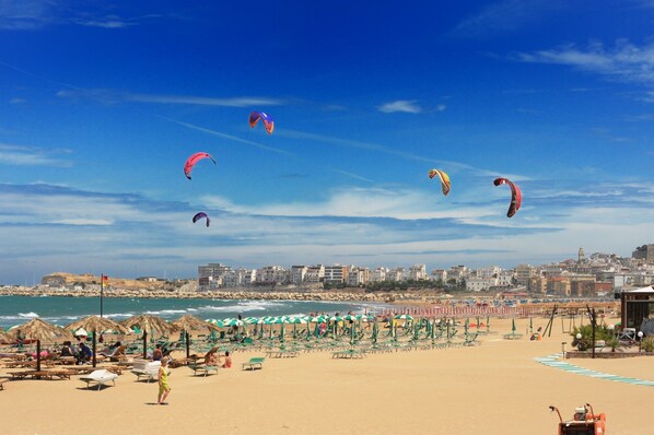 Plage privée, chaises longues, parasols, beach-volley