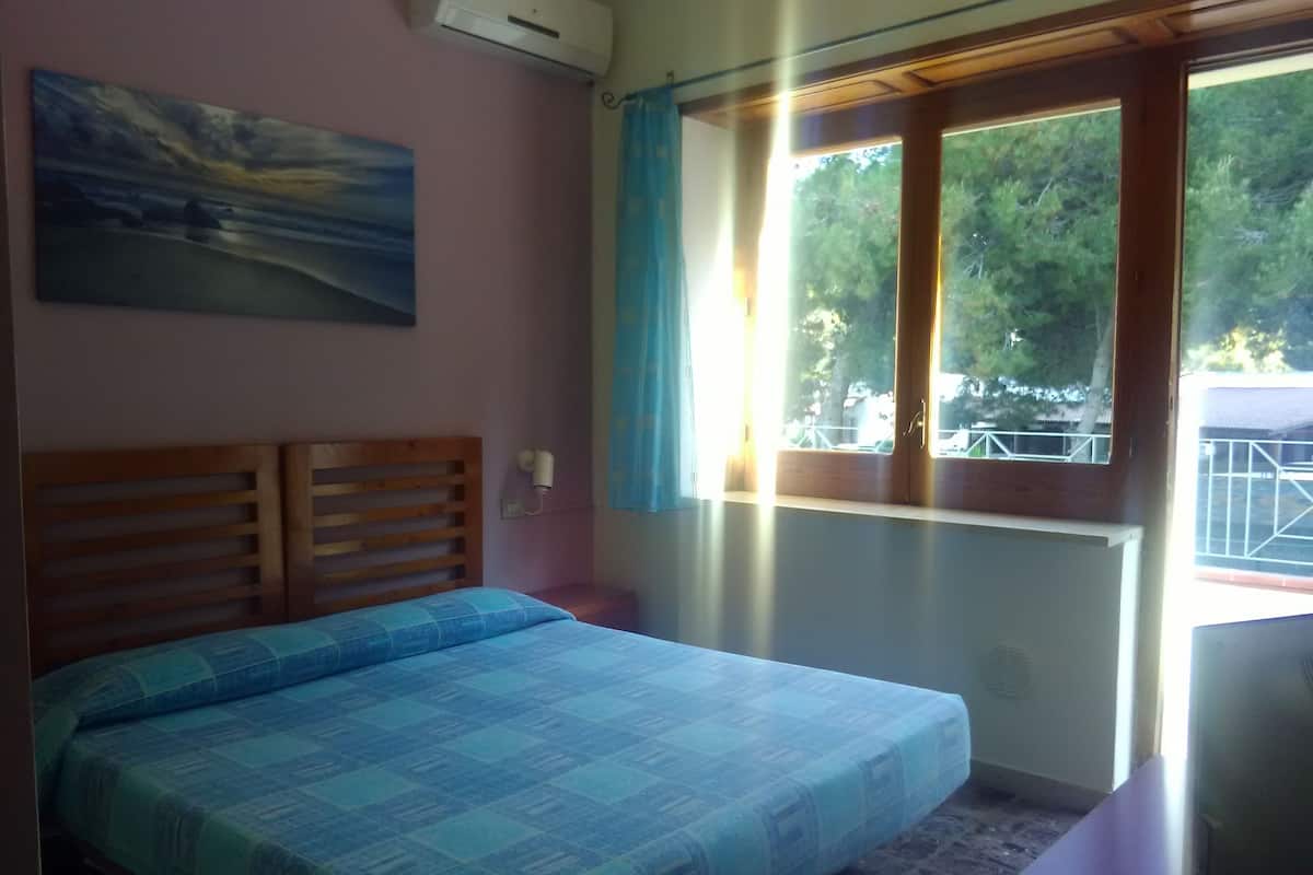 premium bedding, in-room safe, desk, laptop workspace