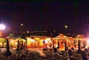 Se sirven almuerzos y cenas, con vista a la playa 