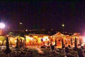 Lunch and dinner served, beach views