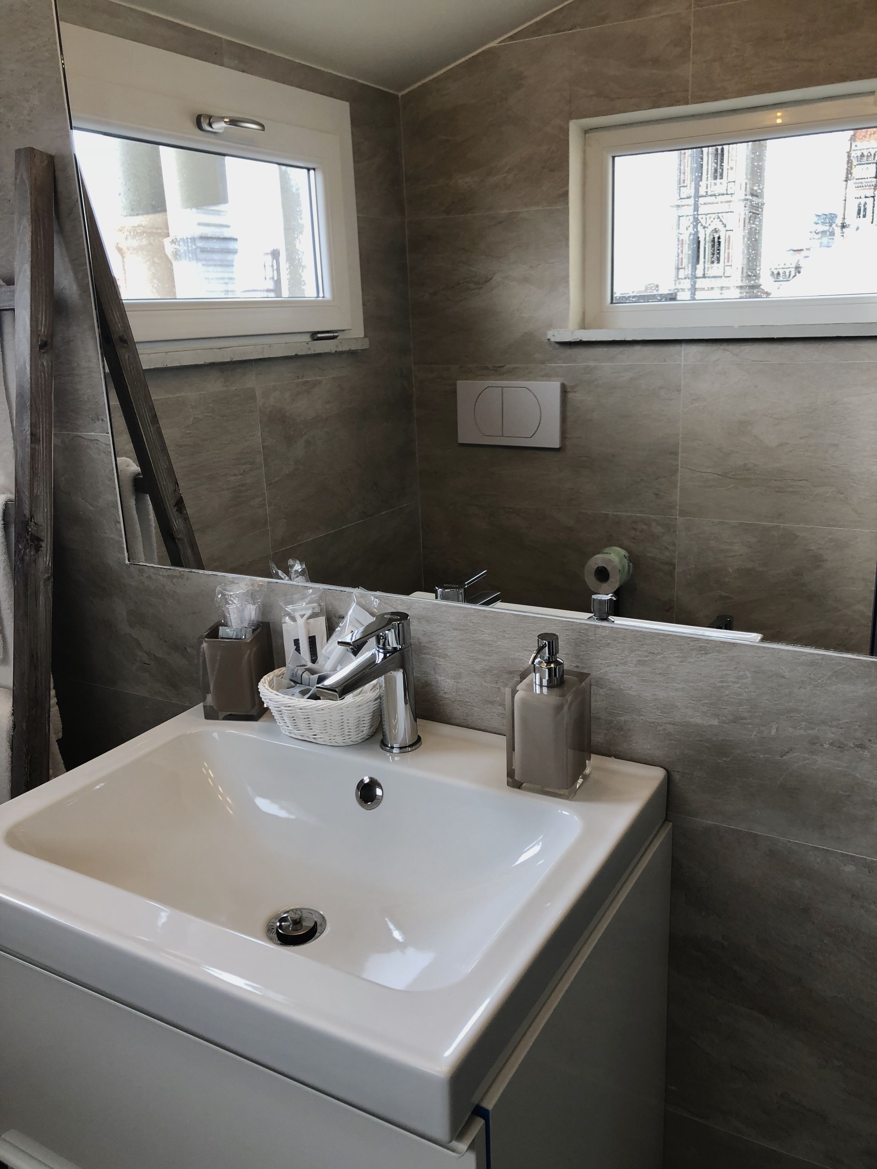 junior suite, 1 queen bed, city view, tower (stair access only) | bathroom | shower, free toiletries, hair dryer, towels