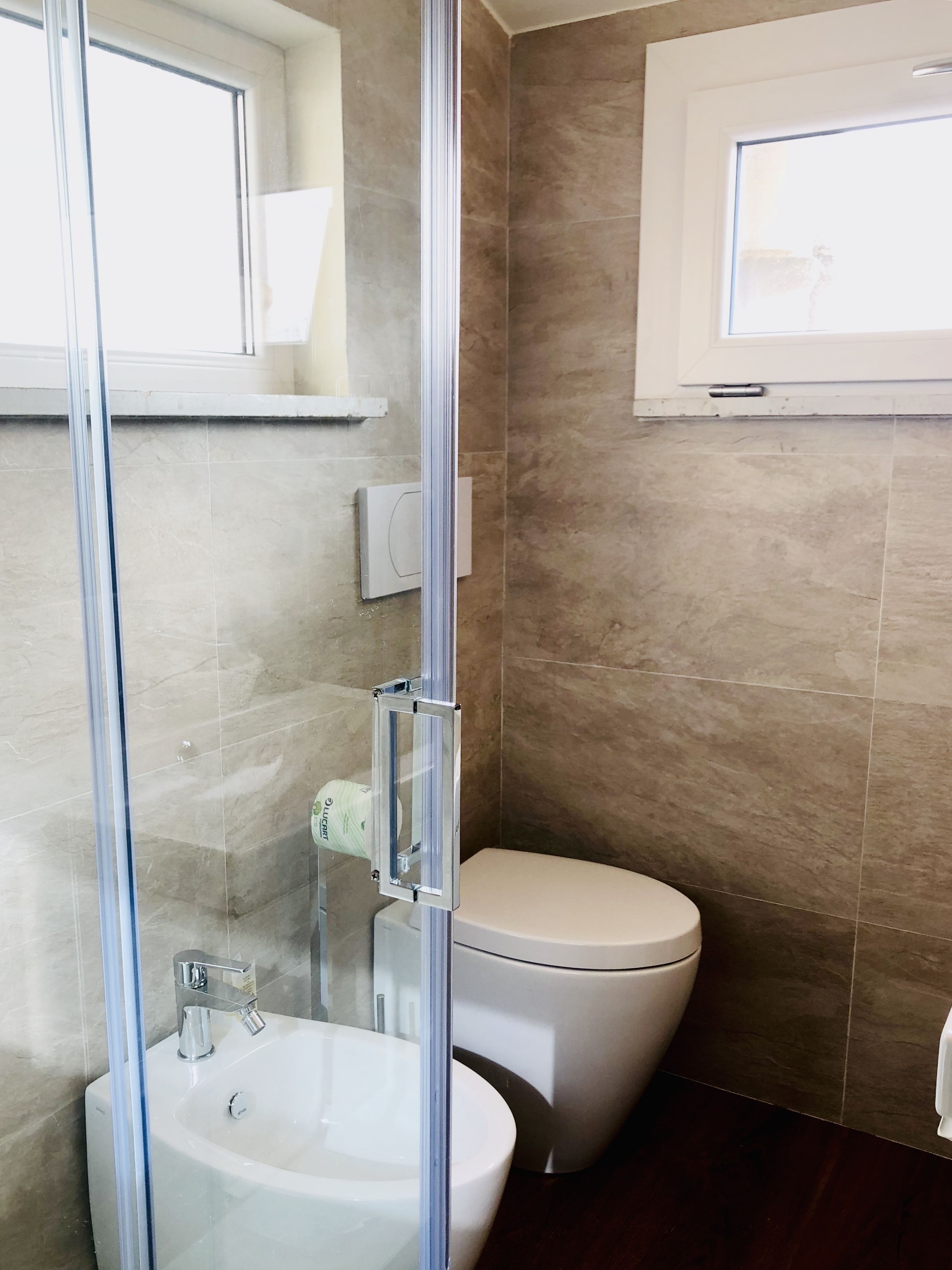 junior suite, 1 queen bed, city view, tower (stair access only) | bathroom | shower, free toiletries, hair dryer, towels