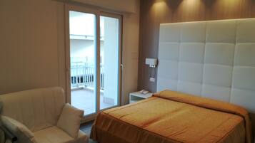 Chambre Triple Supérieure, vue partielle sur la mer