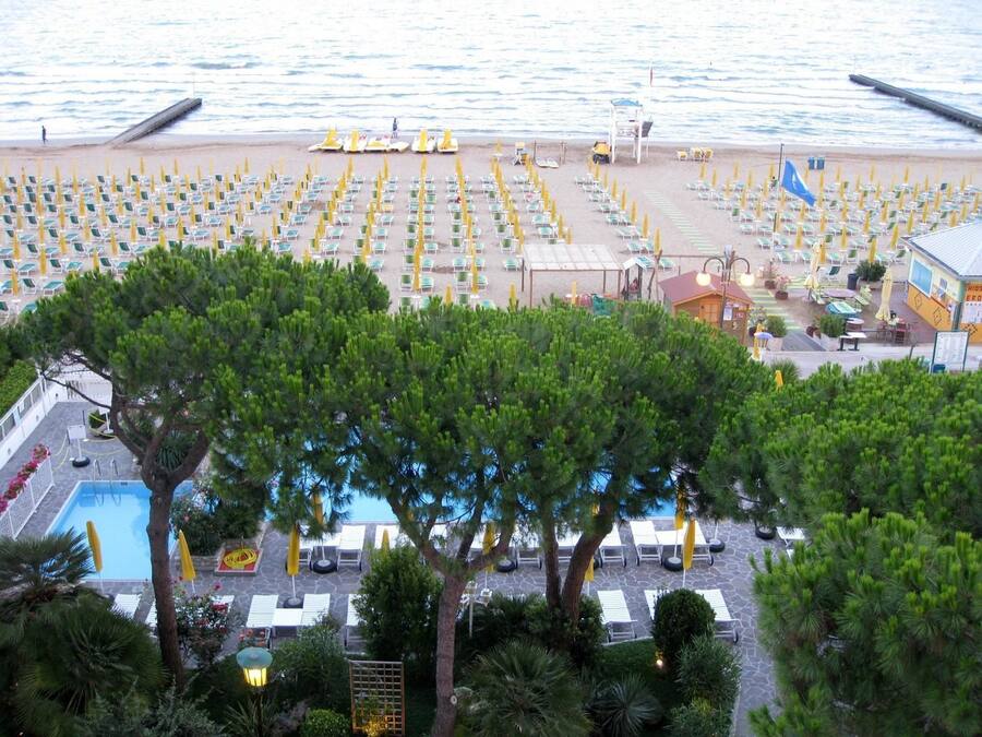 Tempat letak kenderaan sendiri percuma