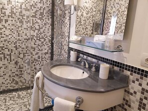 Suite studio, vue partielle sur la mer | Salle de bain | Douche, séchoir à cheveux, serviettes fournies