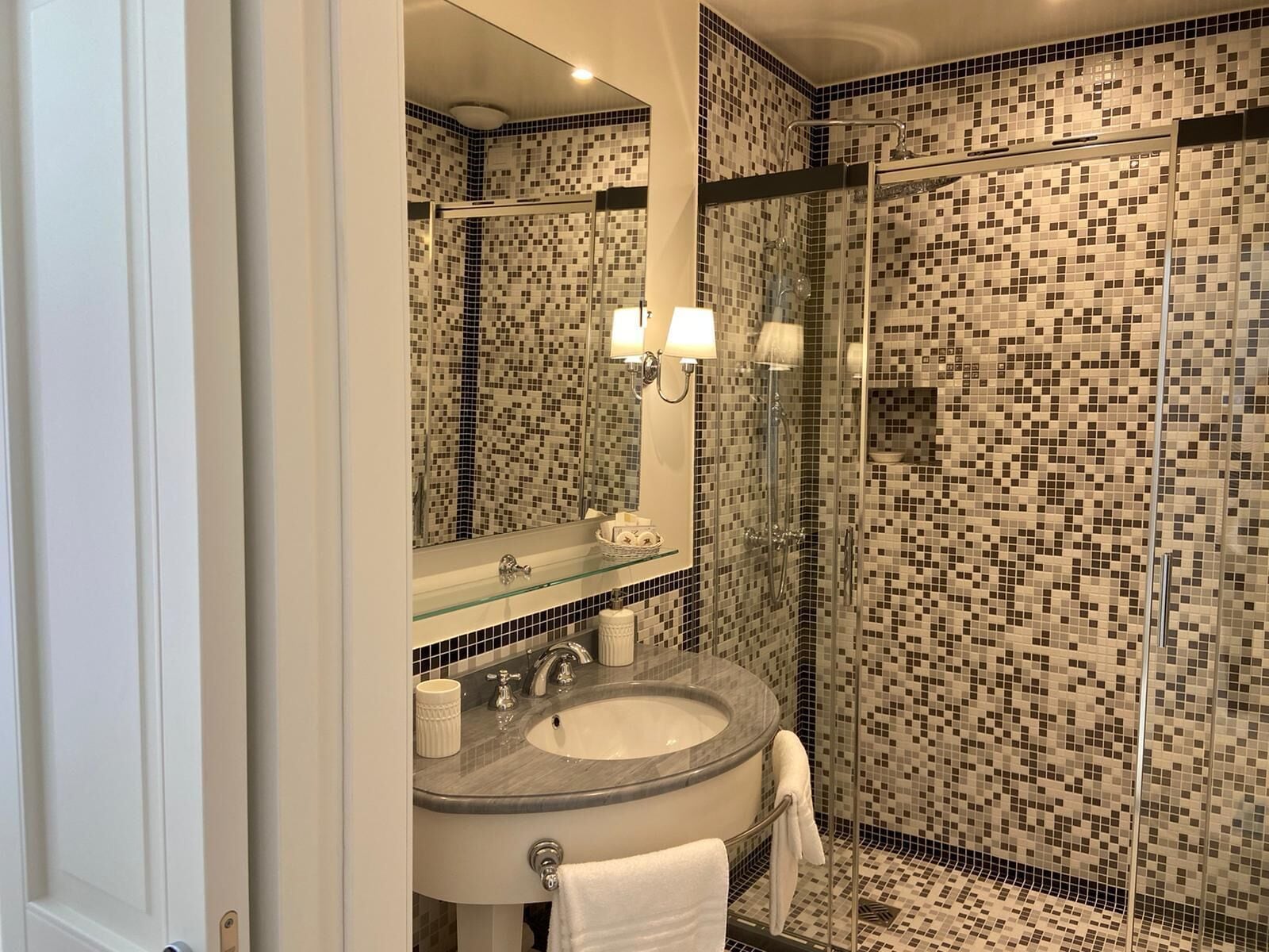 deluxe double or twin room, partial sea view | bathroom | shower, hair dryer, towels
