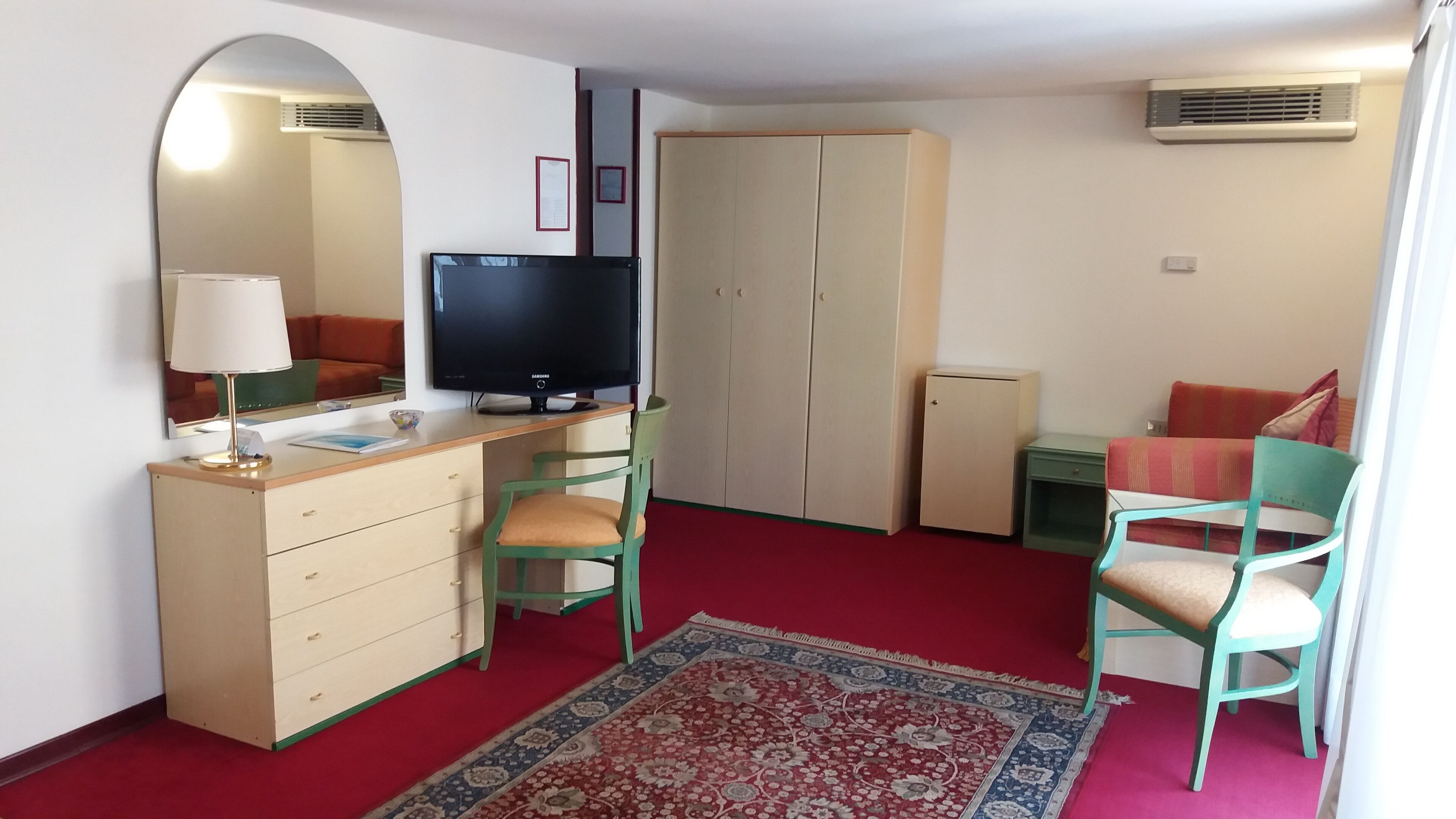 junior suite, partial sea view | 1 bedroom, minibar, in-room safe, desk