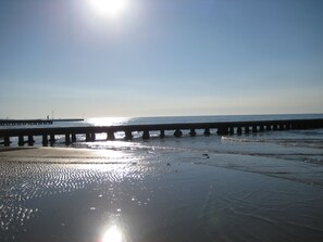 Sulla spiaggia, lettini da mare, ombrelloni