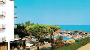 Piscine extérieure, chaises longues