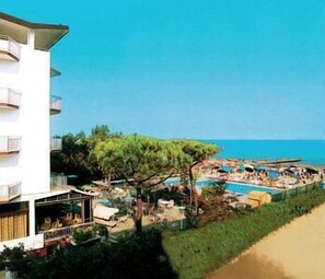 Piscina all'aperto, lettini