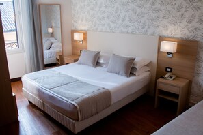 Dundyner, minibar, lydisolert og strykejern/-brett