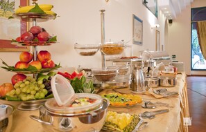 朝食 (フル ブレックファスト)、毎日提供 (無料)