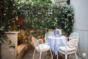 Premium bedding, down duvets, minibar, in-room safe - Aldrovandi Residence City Suites (Rome)